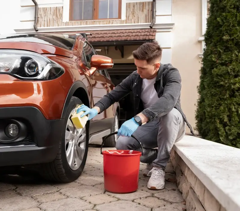 Lavage auto à domicile Rion-des-Landes : professionnel intervenant sur un véhicule
